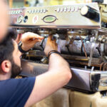 Manutenzione macchina espresso: checklist completa per baristi e home baristi